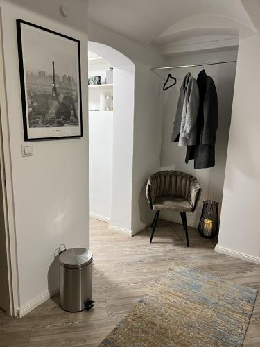 a hallway with a chair and a picture on the wall at Charmantes 1,5 Zimmer Apartment in Bestlage in Braunschweig
