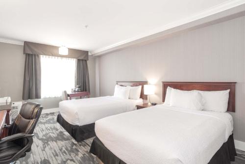 Postel nebo postele na pokoji v ubytování Sandman Hotel Saskatoon