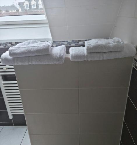 - deux serviettes sur un comptoir dans la salle de bains dans l'établissement magnifiqueT3 hyper centre beauvais design confort, à Beauvais