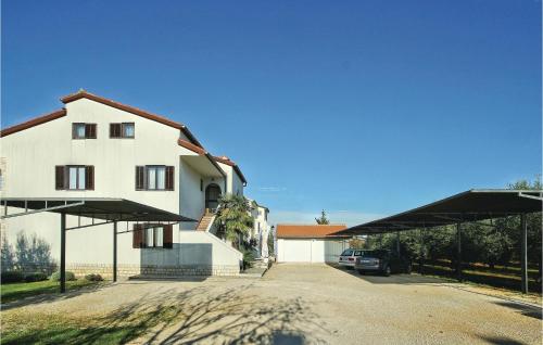 3 Bedroom Nice Apartment In Porec