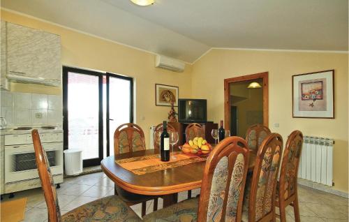 3 Bedroom Nice Apartment In Porec