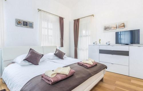 een slaapkamer met een bed met handdoeken erop bij Villa Celine Istria in Radetići