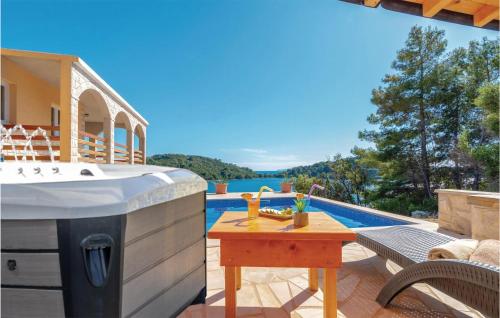 Gorgeous Apartment In Karbuni With Wifi