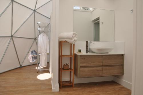 een badkamer met een wastafel en een spiegel bij Mile End Glamping Pty Ltd in Yelverton
