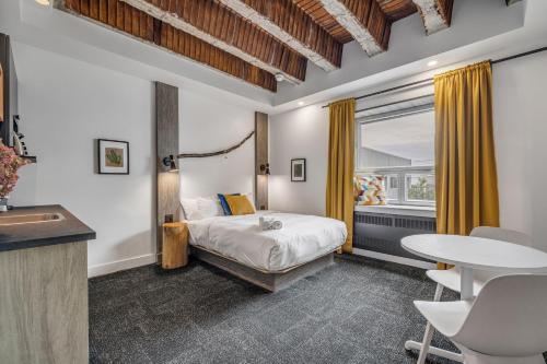 a hotel room with a bed and a table at La Sainte Paix in Quebec City