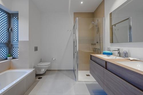 ein Badezimmer mit Badewanne, Toilette und Waschbecken in der Unterkunft Luxury 2 bedrooms apartment in Palm-Mar, Tenerife in Palm-mar