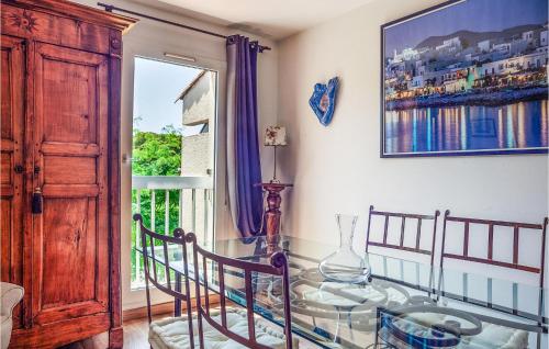 une table en verre dans une chambre avec fenêtre dans l'établissement Gorgeous Apartment In Marseille, à Marseille