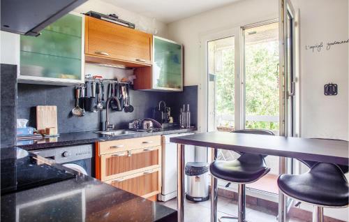 une cuisine avec un comptoir noir et une table dans l'établissement Gorgeous Apartment In Marseille, à Marseille