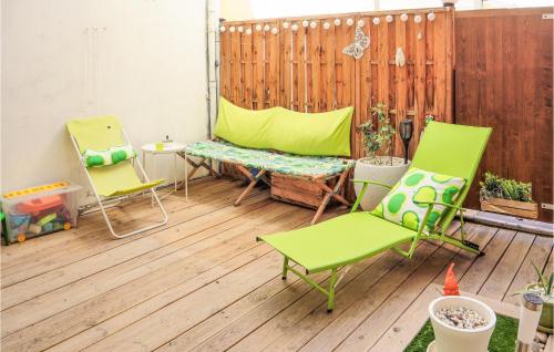 une terrasse avec deux chaises, un banc et une clôture dans l'établissement Stunning Apartment In Montélimar, à Montélimar