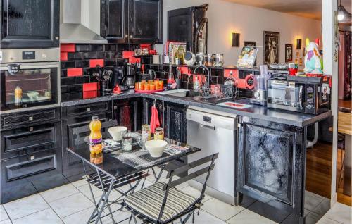 une cuisine avec une table et des chaises dans l'établissement Stunning Apartment In Montélimar, à Montélimar