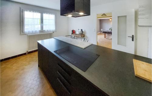 Gorgeous Home In Morlaix With Kitchenにあるキッチンまたは簡易キッチン