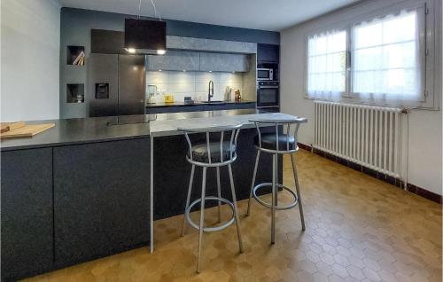 Gorgeous Home In Morlaix With Kitchenにあるキッチンまたは簡易キッチン