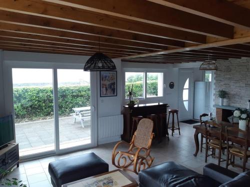 - un salon avec un piano et une salle à manger dans l'établissement Les pieds dans l'eau - Cosqueville Vicq-mer, à Cosqueville