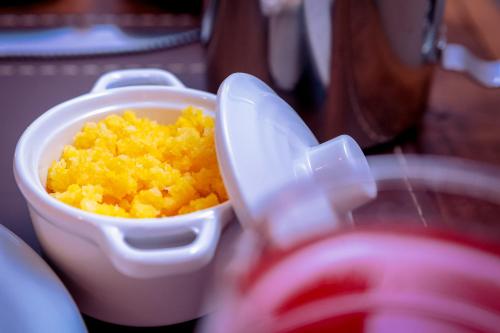 un contenitore di plastica per alimenti con un cucchiaio dentro di VELINN 2Secreto Hotel Boutique a Ilhabela