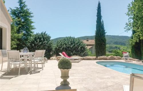 Πισίνα στο ή κοντά στο Stunning Home In St Romain En Viennois