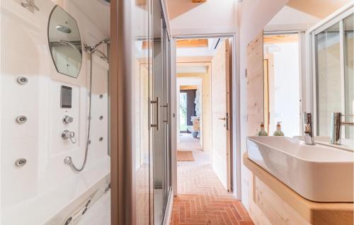 Bilik mandi di Lovely Home In Volpago Del Montello