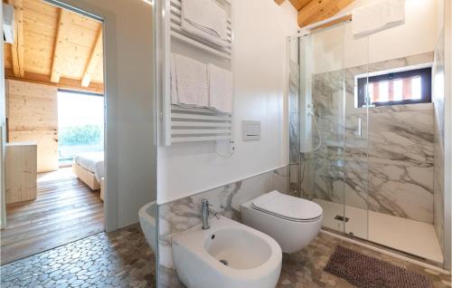 Bilik mandi di Lovely Home In Volpago Del Montello