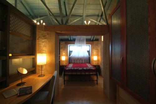RoústikaにあるMilio's Houseのベッドと窓が備わる小さな客室です。