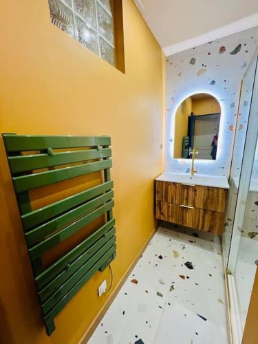 une salle de bain avec un lavabo et un miroir dans l'établissement Nid cosy au cœur de Martigues, à Martigues