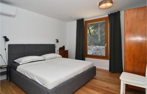 a bedroom with a large bed and a window at Awesome Home In Dragove With Wifi in Dragove