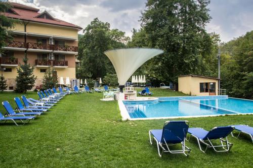 Bazén v ubytování Family Hotel Delta nebo v jeho okolí