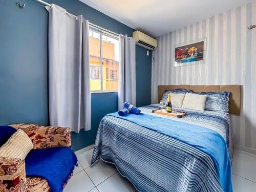 インペラトリズにあるApê Completo com Piscina I Wi-Fi e A/Cの青いベッドルーム(ベッド1台、窓付)