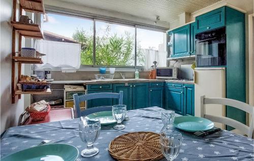une cuisine avec une table avec des assiettes et des verres dessus dans l'établissement Beautiful Home In St-Georges-De-Didonne, à Saint-Georges-de-Didonne