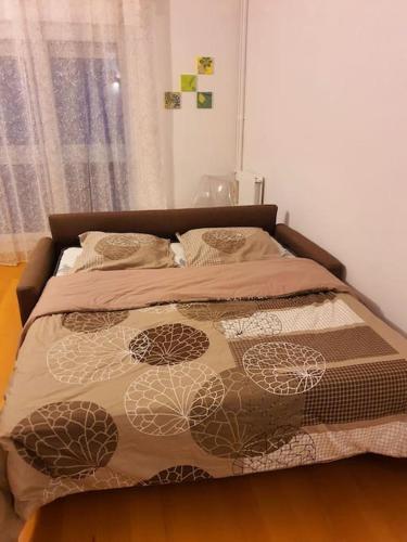 un lit avec un couvre-lit et des oreillers marron et blancs dans l'établissement Renewed Spacious 35m2 Studio in Paris, à Paris