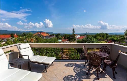 eine Terrasse mit Stühlen und Tischen auf dem Balkon in der Unterkunft Villa Ala in Garica
