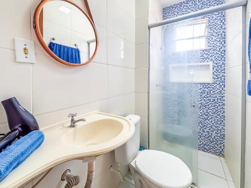 インペラトリズにあるApê Completo com Piscina I Wi-Fi e A/Cのトイレ、洗面台、鏡のあるバスルーム