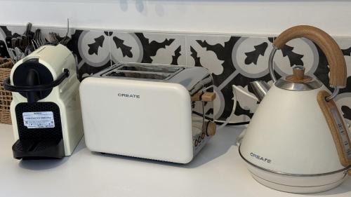 a toaster and a tea kettle on a counter at Le Clos Du Moulin 3, villa jardin, 3 chambres, près d'Avignon en Provence in Entraigues-sur-la-Sorgue