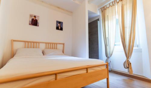 una camera da letto con un letto grande e una finestra di Exclusive apartment - Magritte Style a Lecco