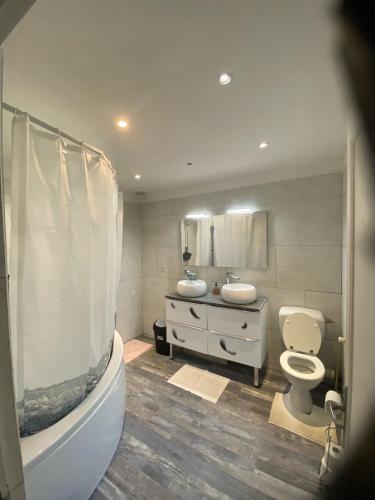 une salle de bain avec une baignoire, des toilettes et un lavabo dans l'établissement Homewood - entire property for 6 people - 4 adults maximum -In quite village 10 min from Disneyland Paris & TGV RER A, à Montry