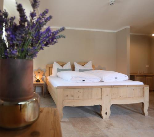 a bedroom with a bed with white sheets and pillows at Mala Taverna in Kalwang