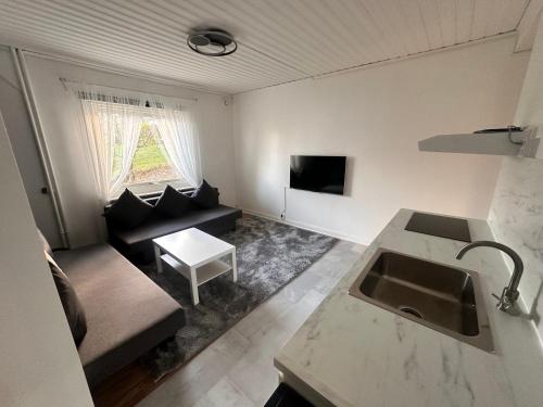 Una televisión o centro de entretenimiento en Luxury 2 rooms residence at the heart of Borås
