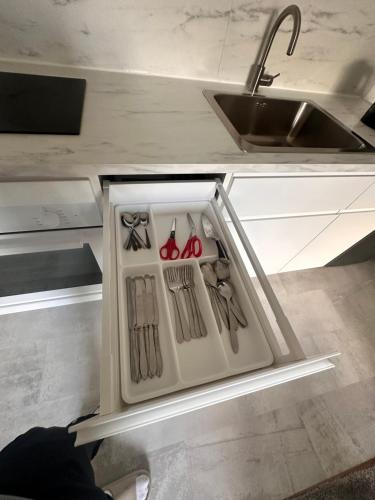 Una cocina o cocineta en Luxury 2 rooms residence at the heart of Borås