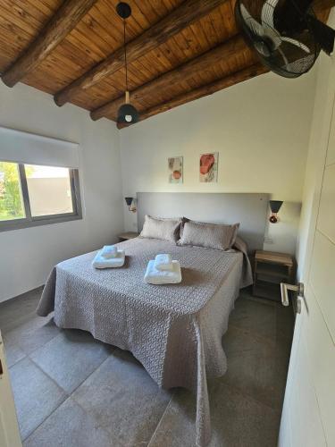 a bedroom with a bed with two towels on it at ARAUCARIA Resort in San Rafael