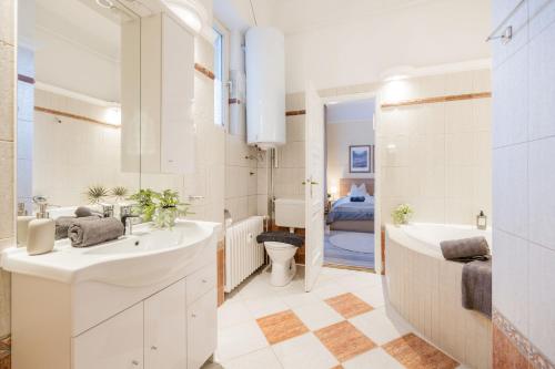 Ένα μπάνιο στο Magnificent 3BR with Balcony by Dohany Synalogue