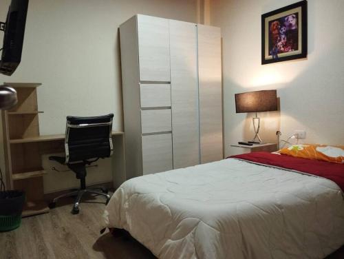 Rúm í herbergi á Habitación familiar Maoservi