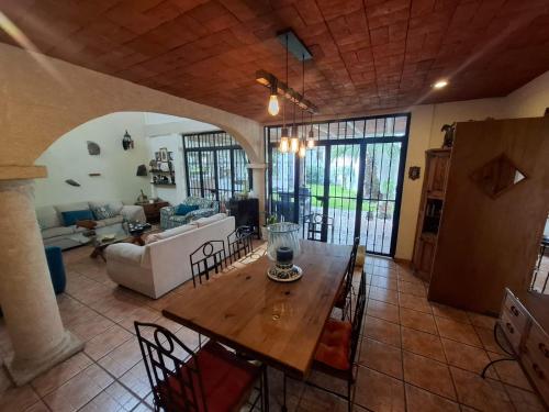 Ruang duduk di Hermosa casa estilo rustico en Puebla de Zaragoza
