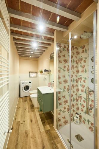 a bathroom with a shower and a toilet at La Casina di Barbara in Sinalunga