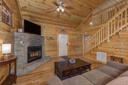 Una sala de estar con chimenea y televisión. en Smokies Bungalow chalet, en Gatlinburg