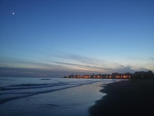 a view of the beach at night at Cambiocavallo Resort in Zimmardo