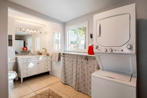 Kuchyň nebo kuchyňský kout v ubytování Movie Colony Oasis - Peaceful Walk to Downtown