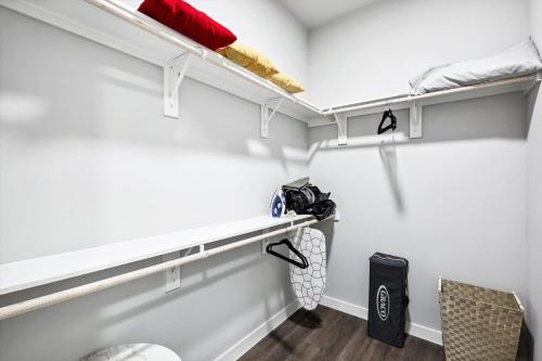 ein Raum mit weißen Wänden und einem weißen Regal in der Unterkunft Cityscape Luxury Living Downtown Fort Worth Condo, Pool, Gym, Parking, BBQ in Fort Worth