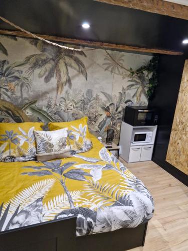 une chambre avec un lit avec un papier peint tropical dans l'établissement Studioroomjungle, à Béziers