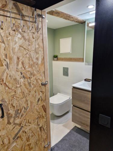 une salle de bain avec une douche avec des toilettes et un lavabo dans l'établissement Studioroomjungle, à Béziers