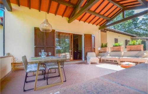 Ruang duduk di Pet Friendly Apartment In Anghiari