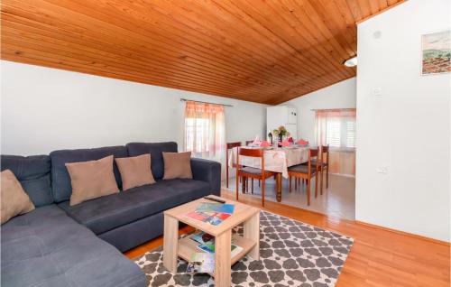 2 Bedroom Cozy Apartment In Novi Vinodolski