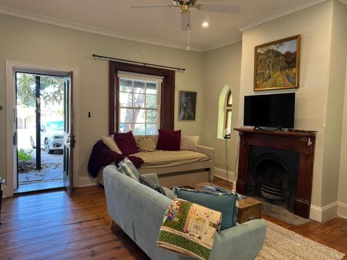 Zona de estar de Auburn Garden Suites